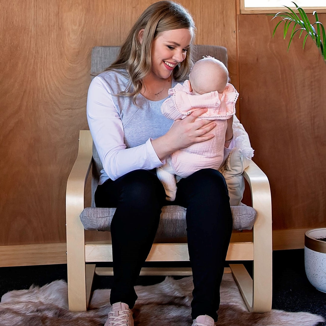 Breastfeeding clothes NZ. Tips to care for your newborn